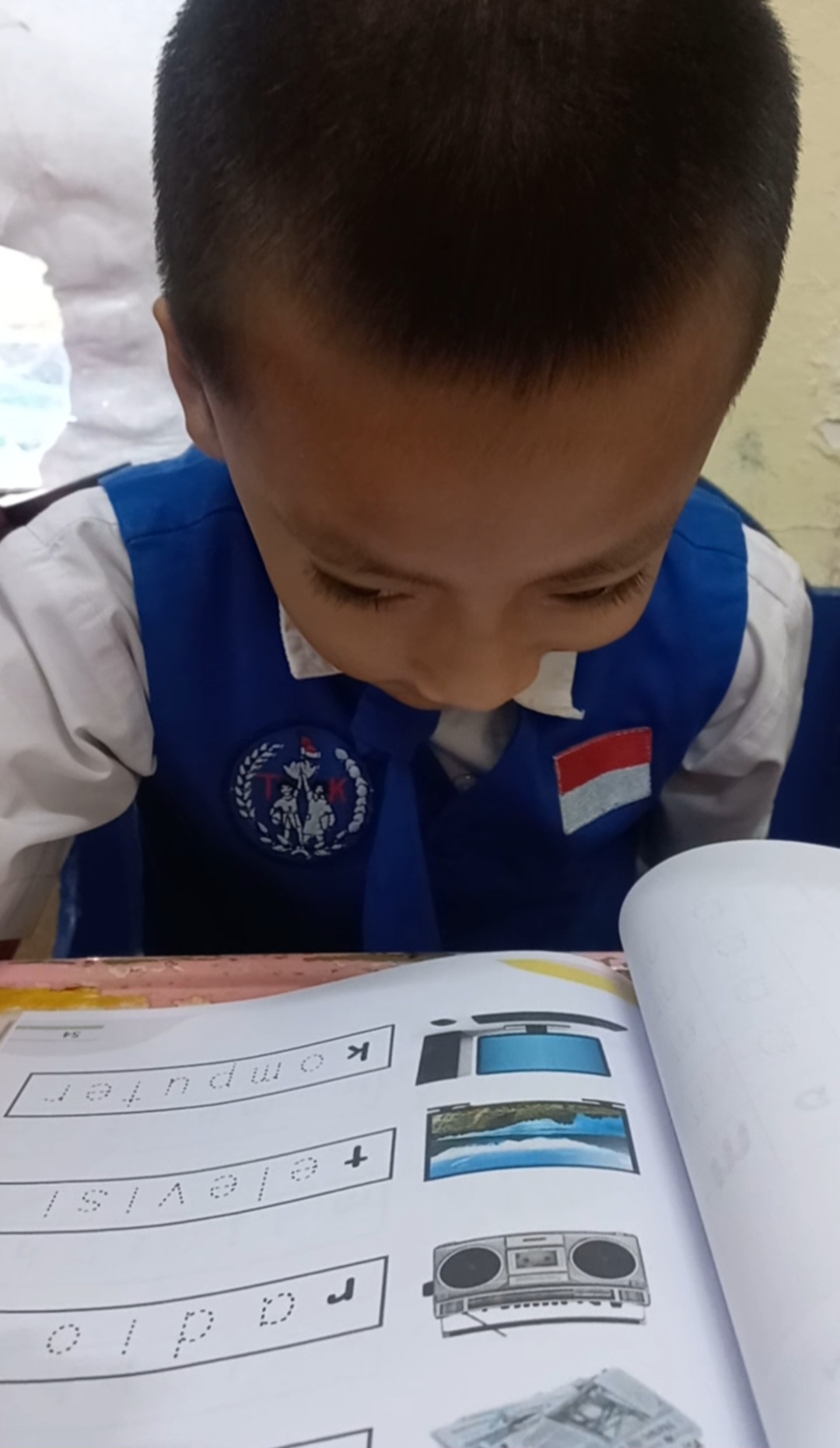 <p>Mengerjakan BKS bahasa</p>