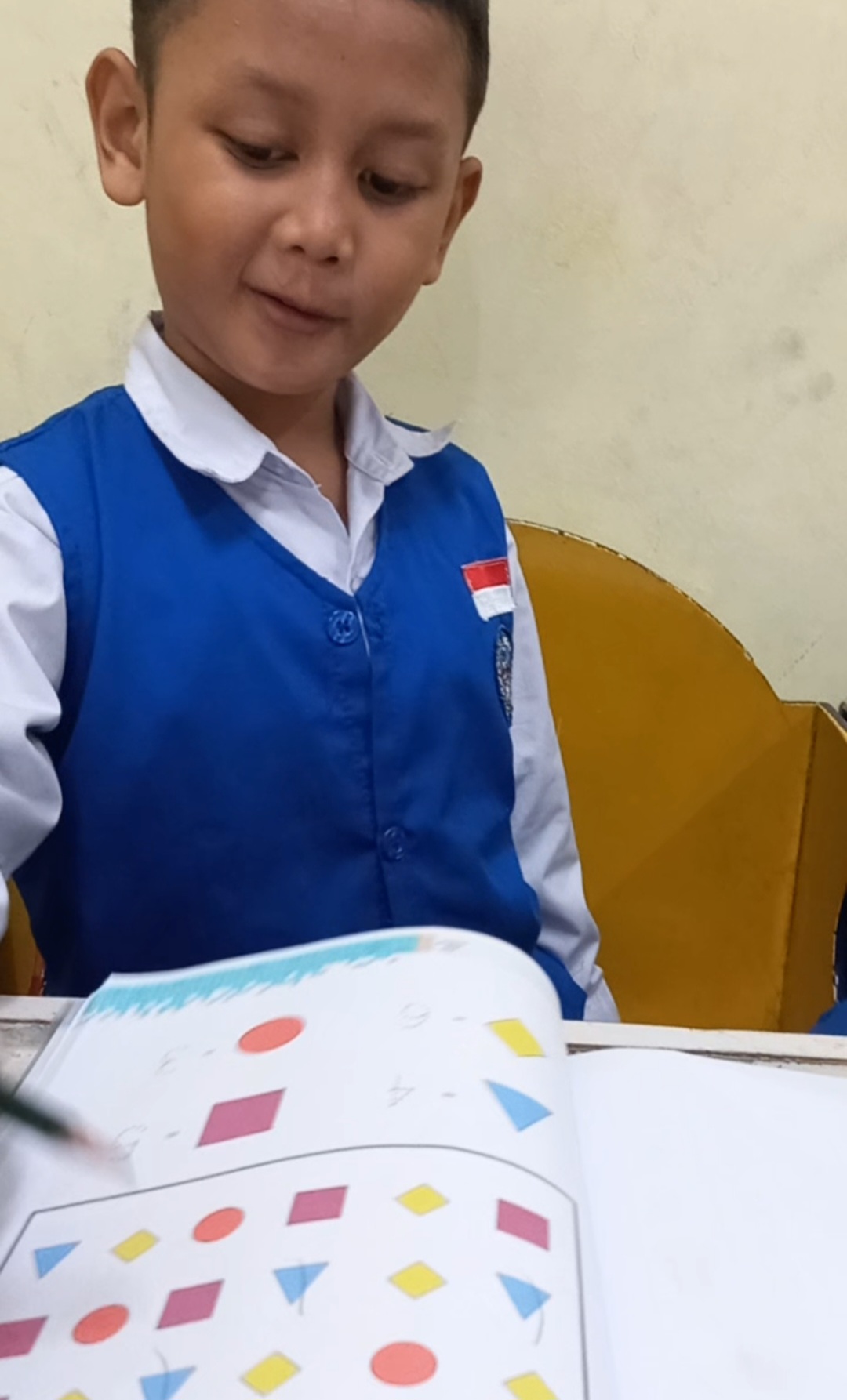 <p>Mengerjakan bks matematika</p>