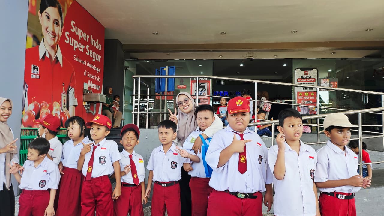 <p>Belanja ke pasar modern</p>
