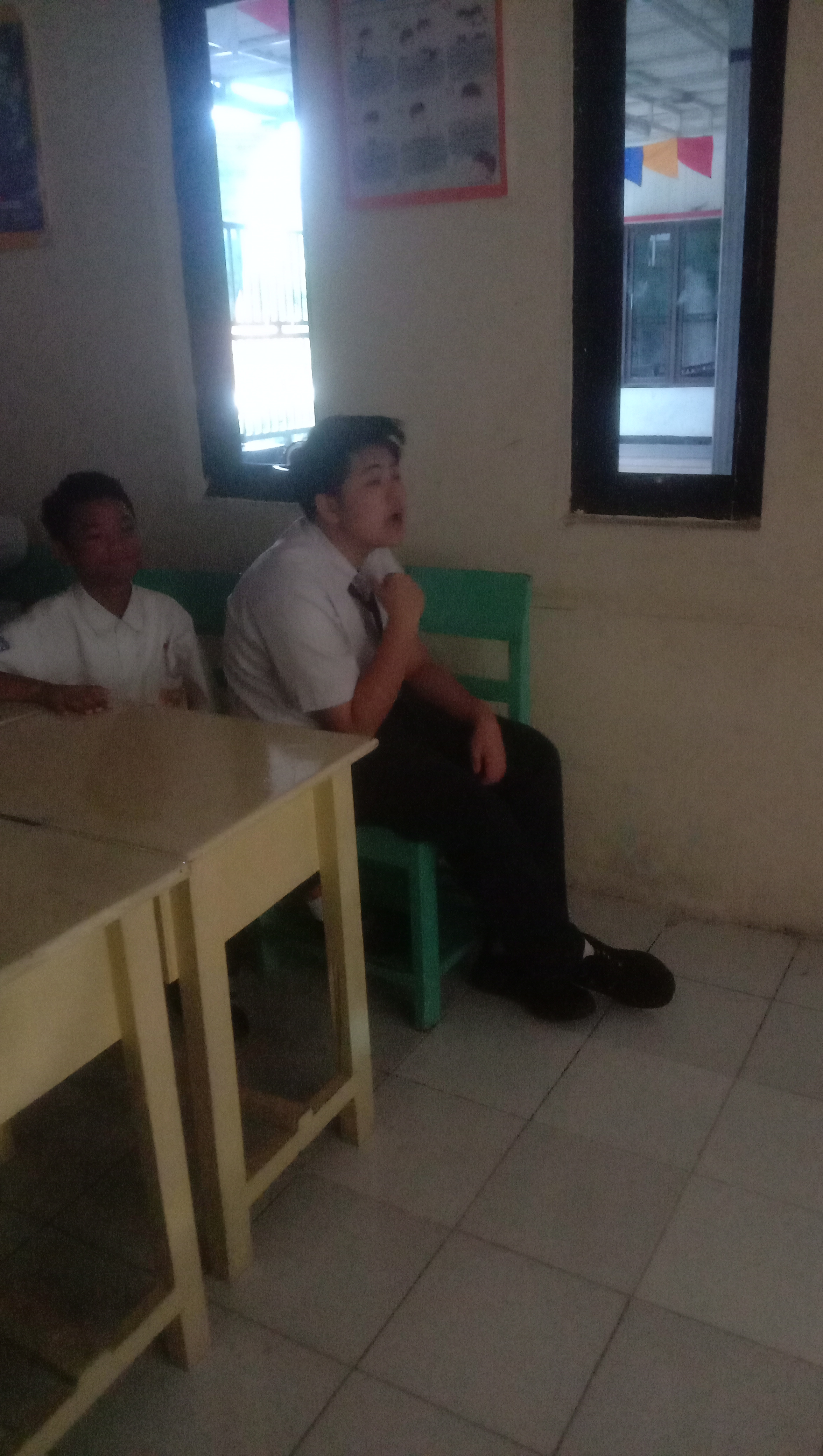 <p>menonton film ttg adab dan sopan santun dlm bertengga</p>