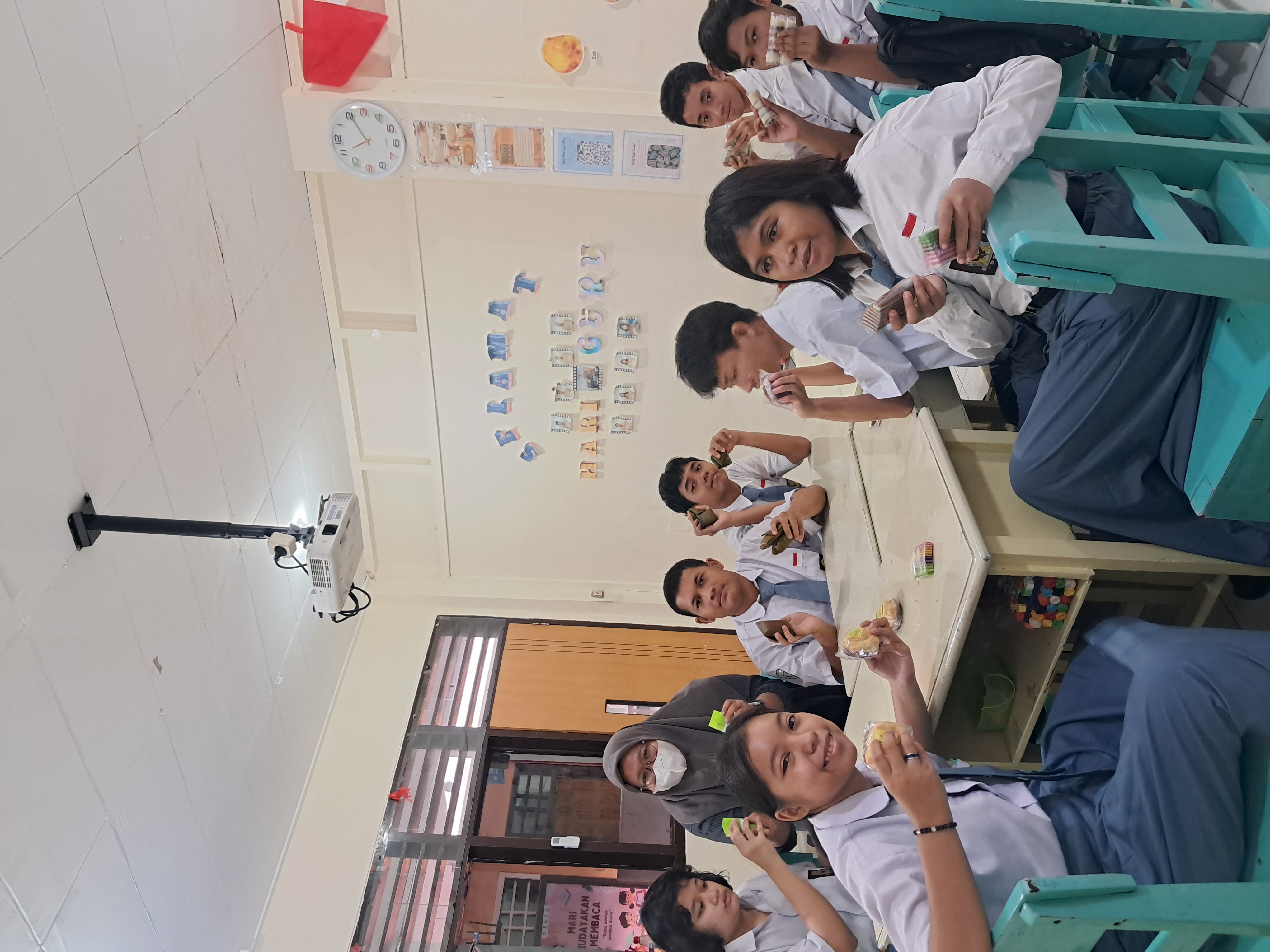 <p>mengenal jajan tradisional dan membuat poster </p>