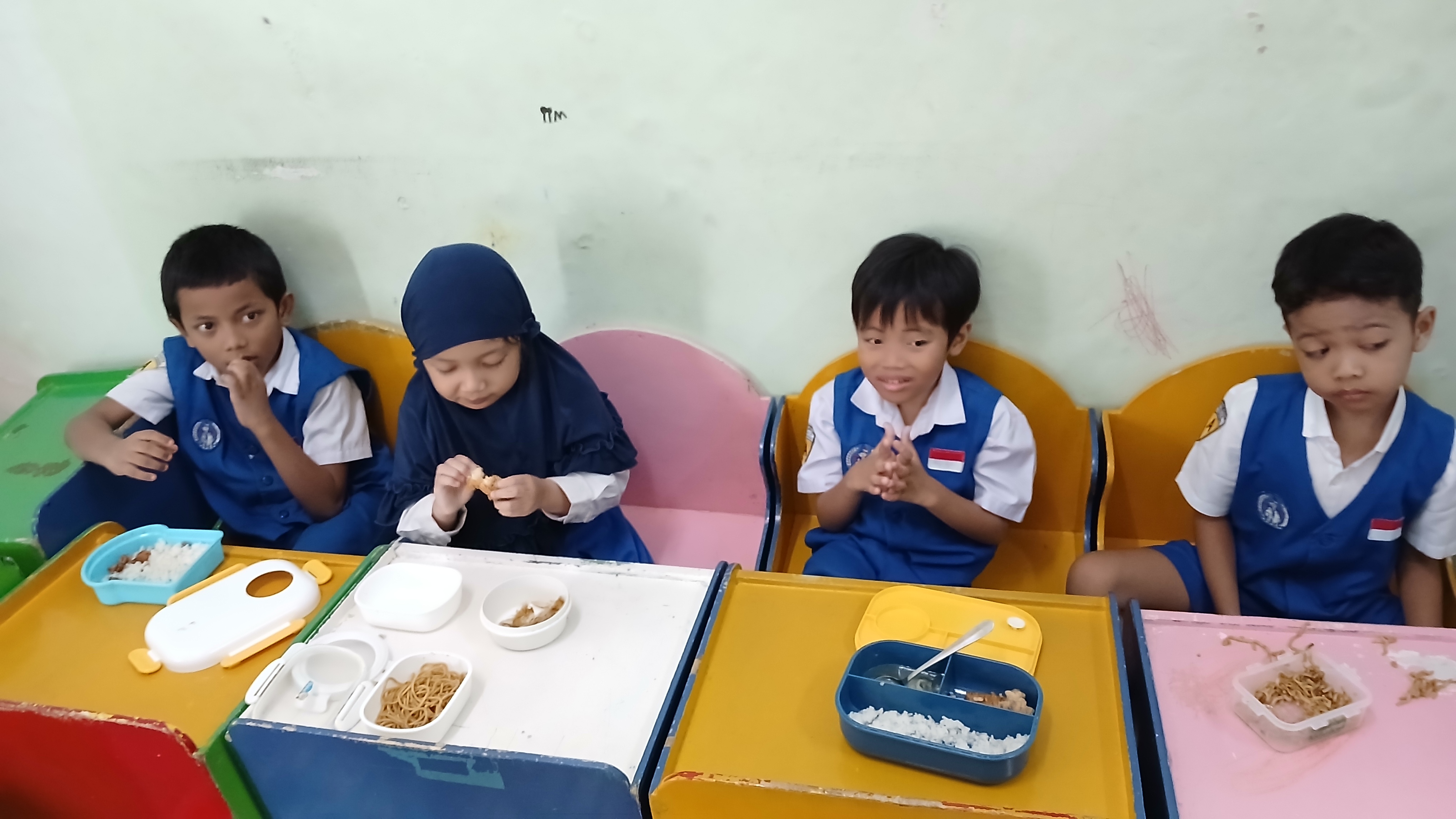 <p>Kemandirian makan bersama</p>