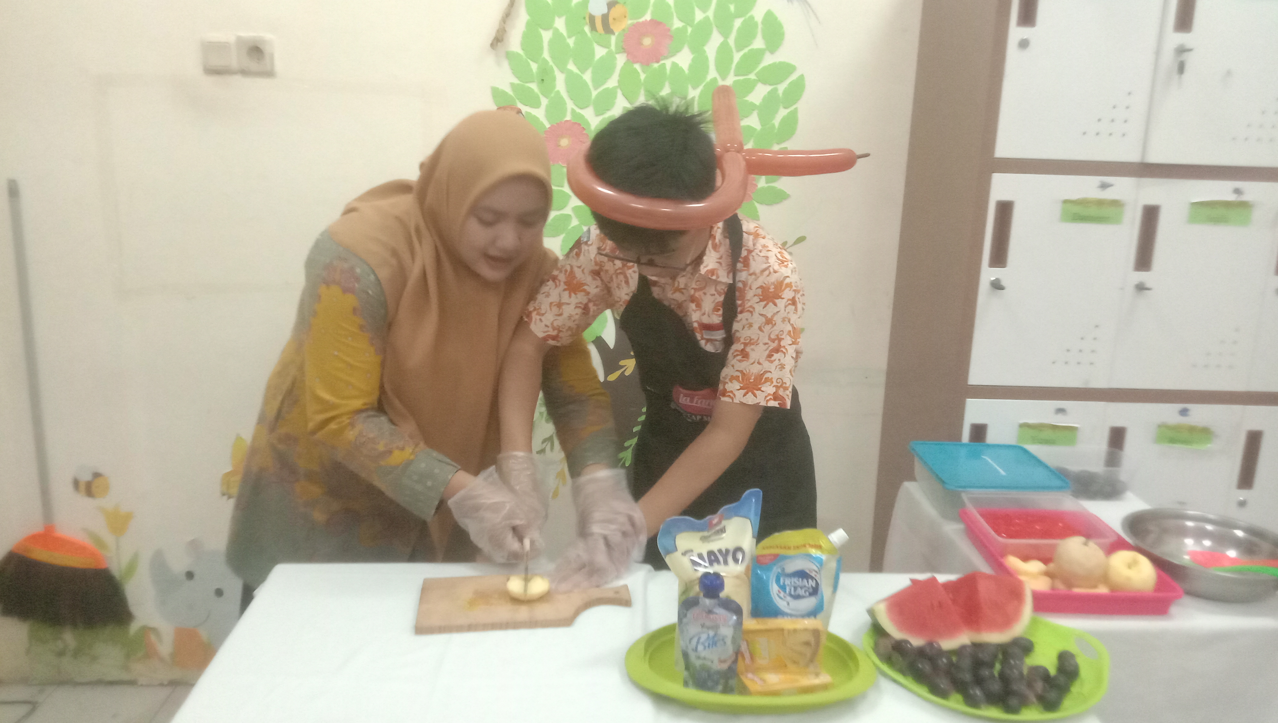 <p>mendampingi anak kls 6 praktek vokasi membuat salad buah</p>