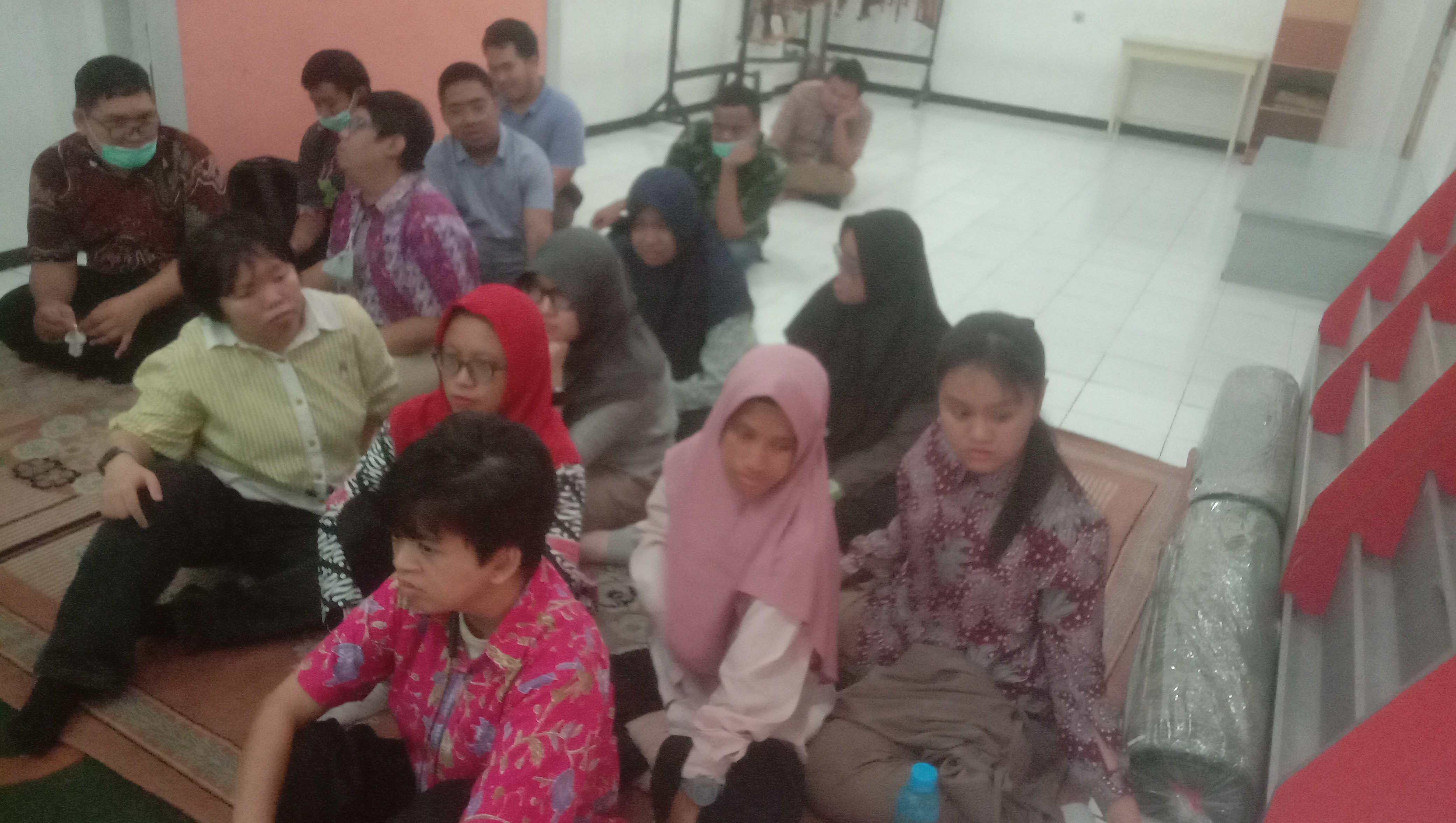 <p>saling menghormati dan menghargai tetangga sebagi sesama manusia</p>