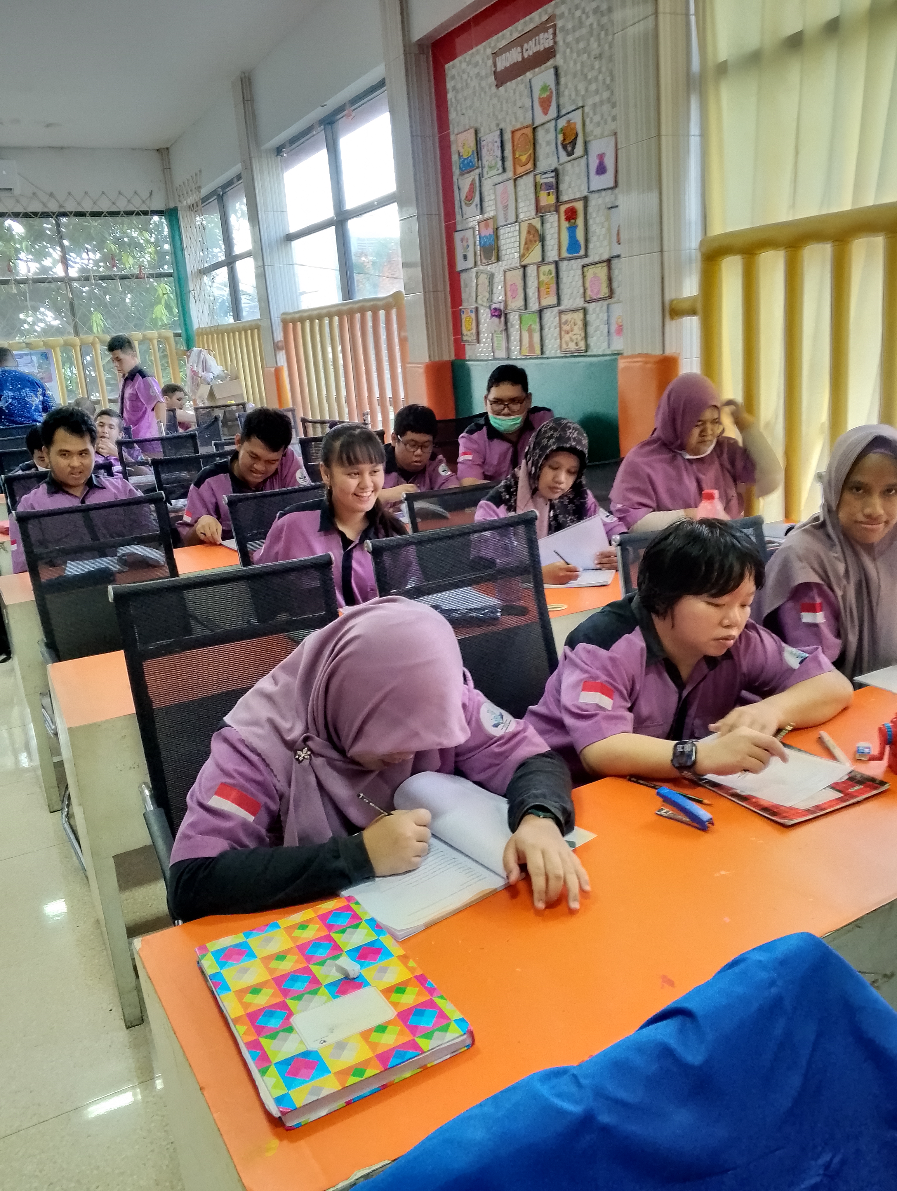 <p>Mendampingi anak anak mengerjakan tugas komputer</p>