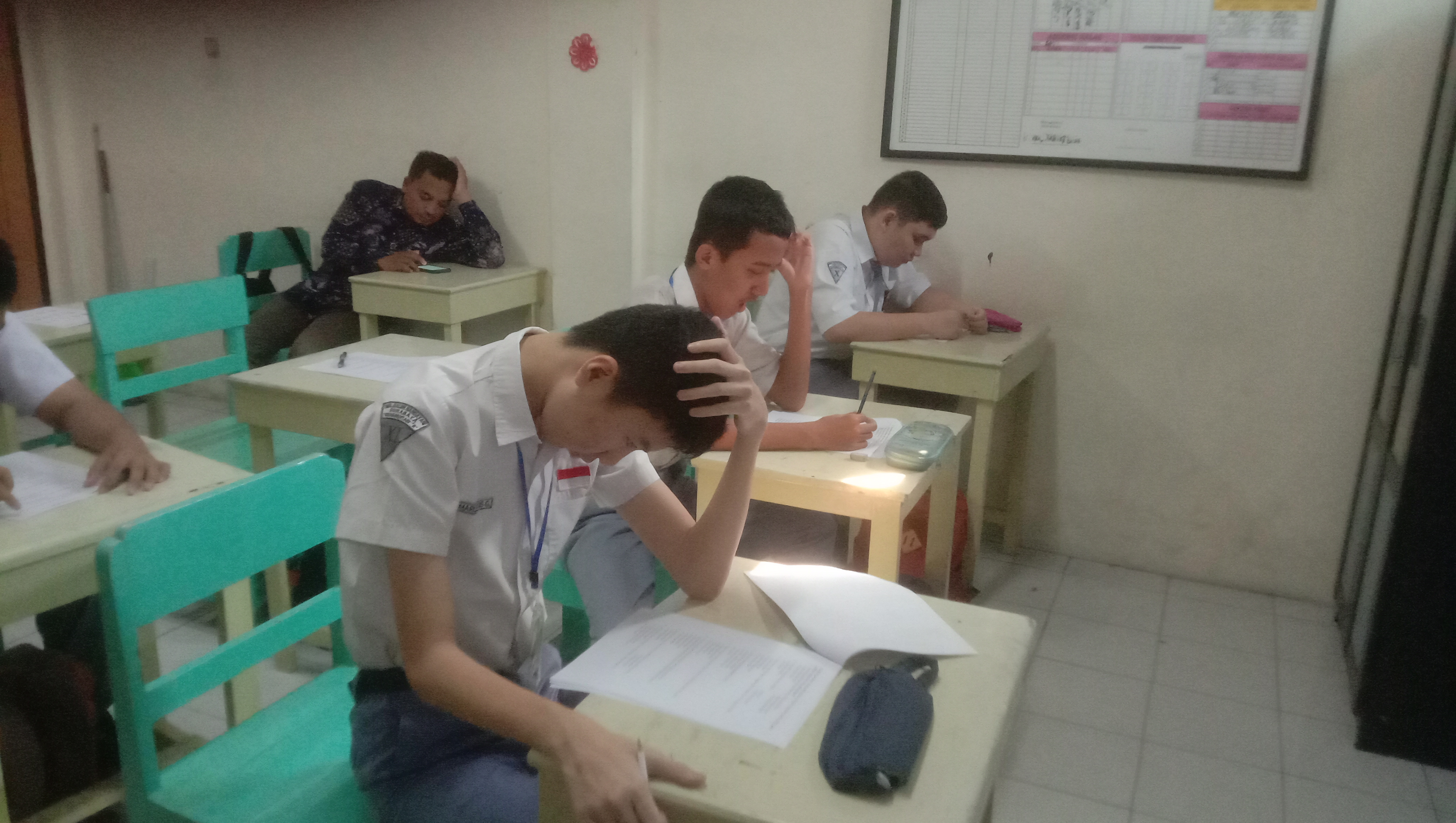 <p>menjaga UAS</p>