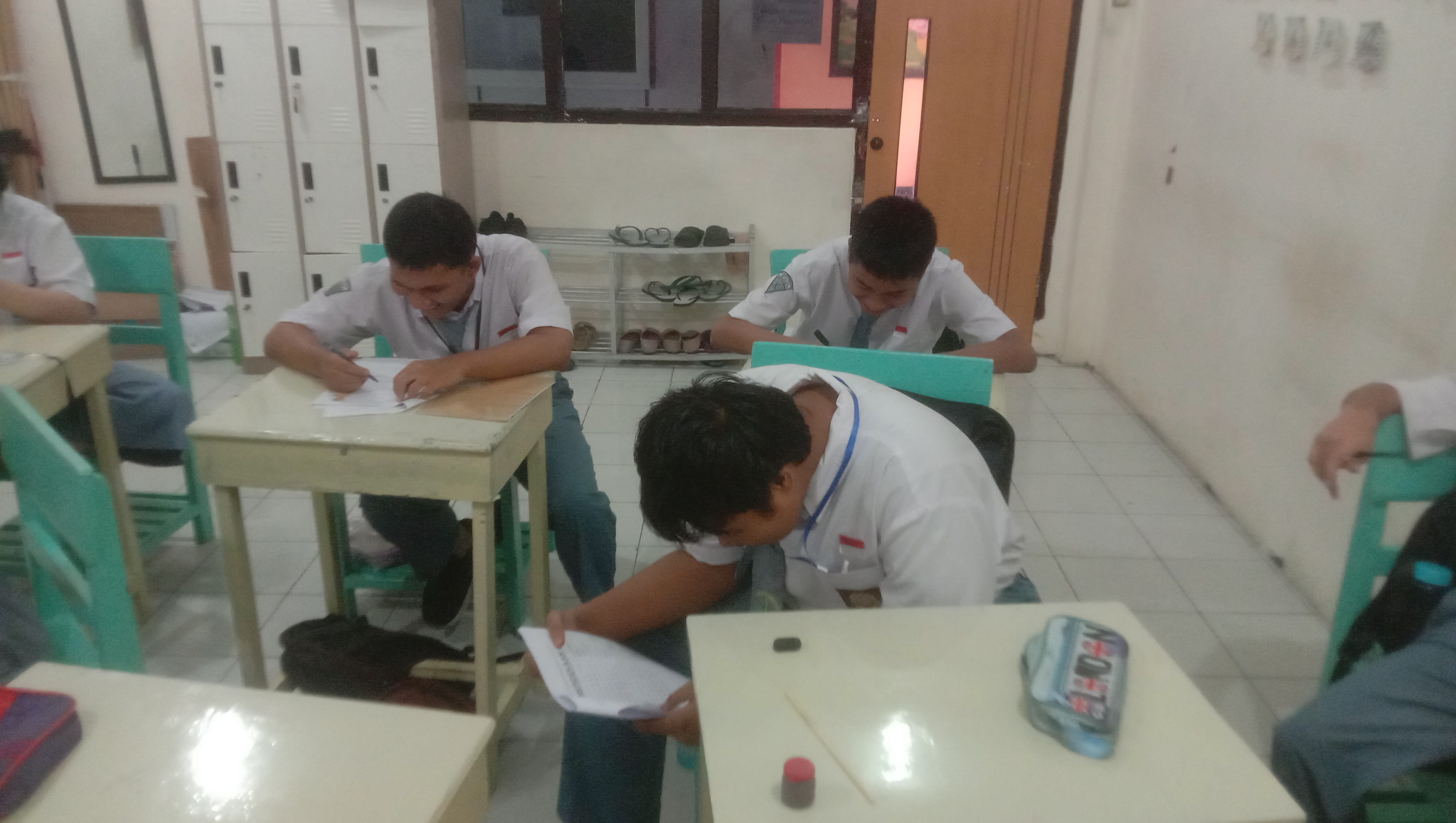 <p>menjaga UAS</p>
