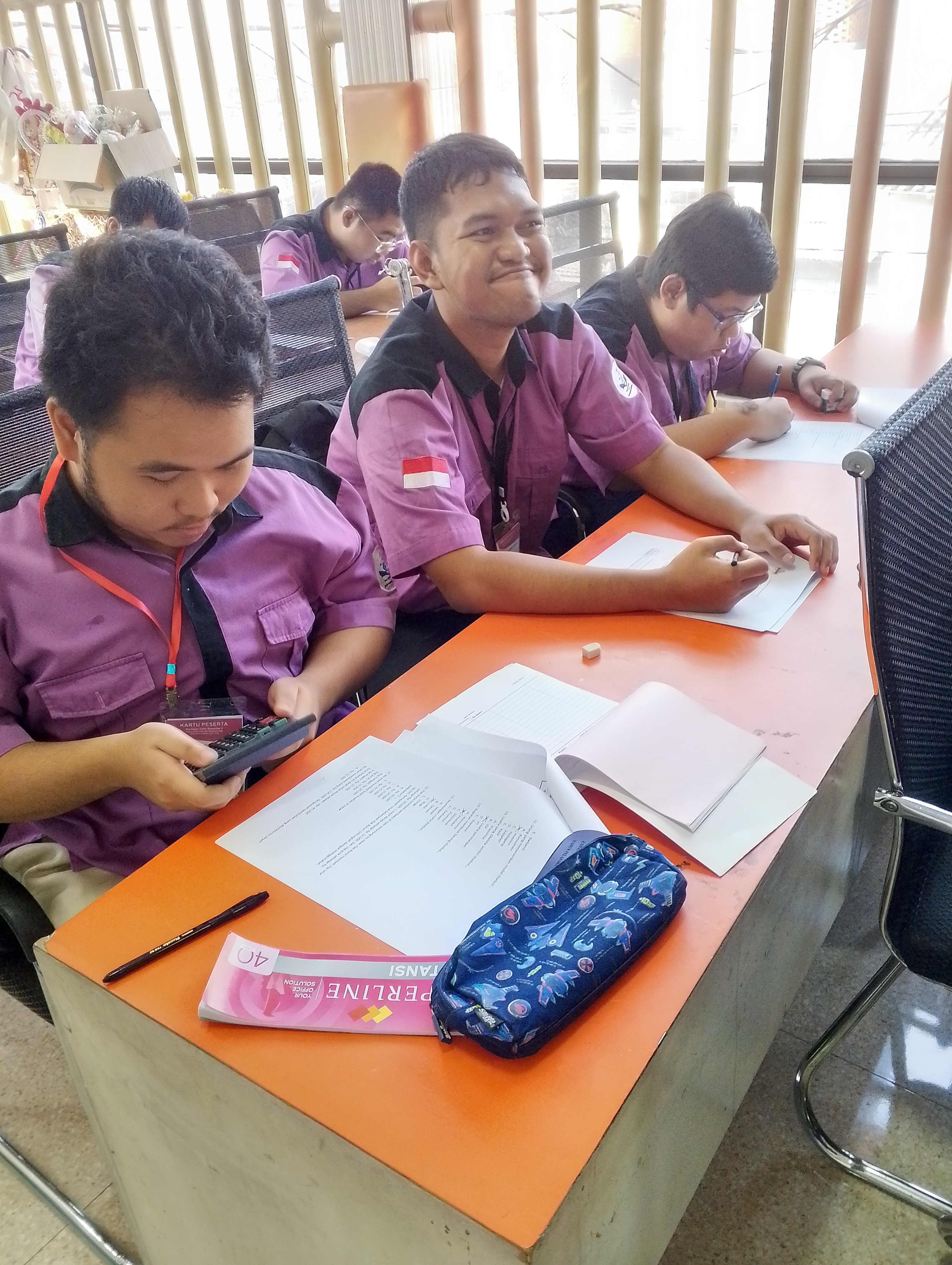<p>Mendampingi anak anak mengerjakan soal pas kewirausahaan </p>