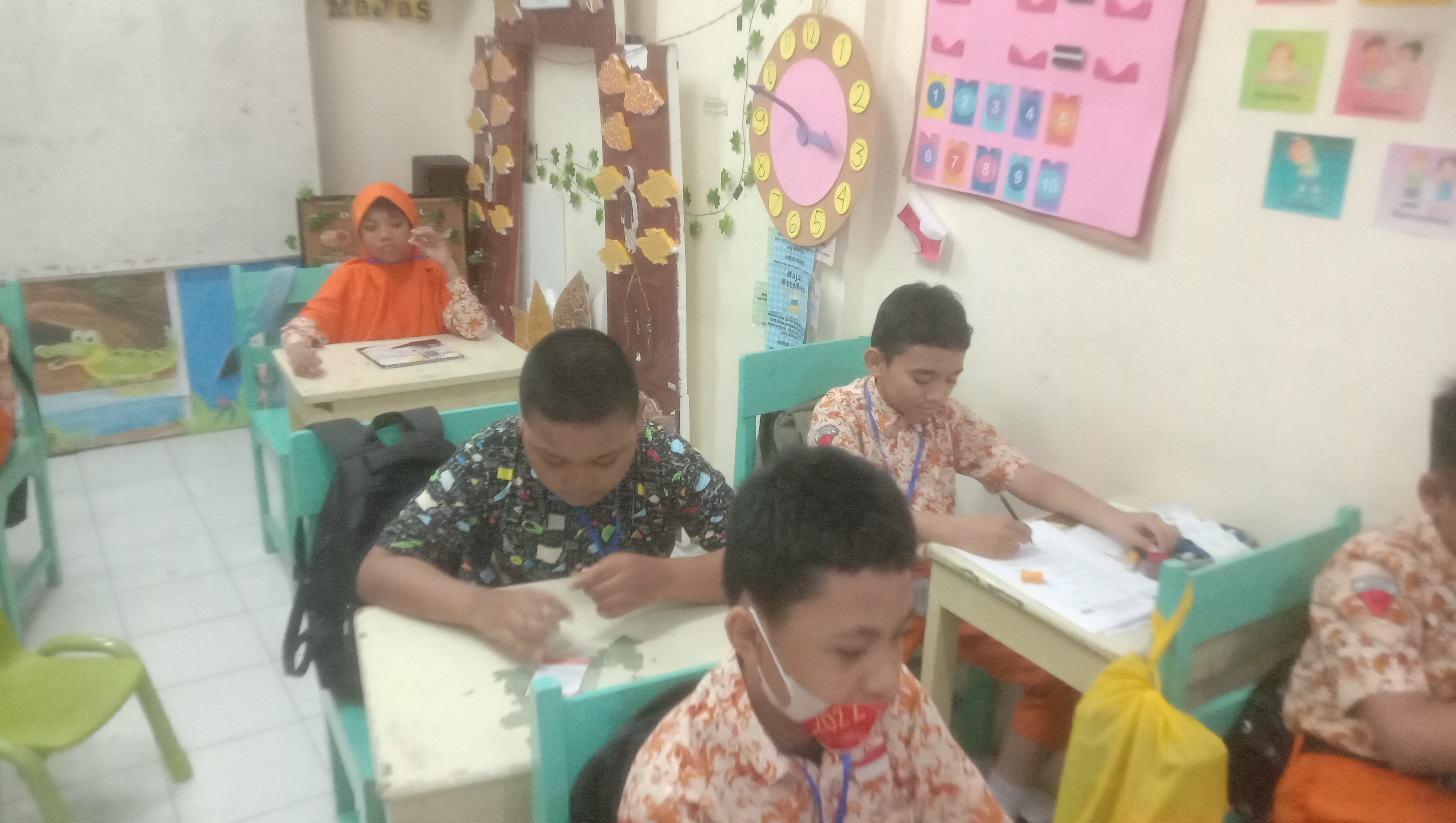 <p>Menjaga UAS kls 5</p>