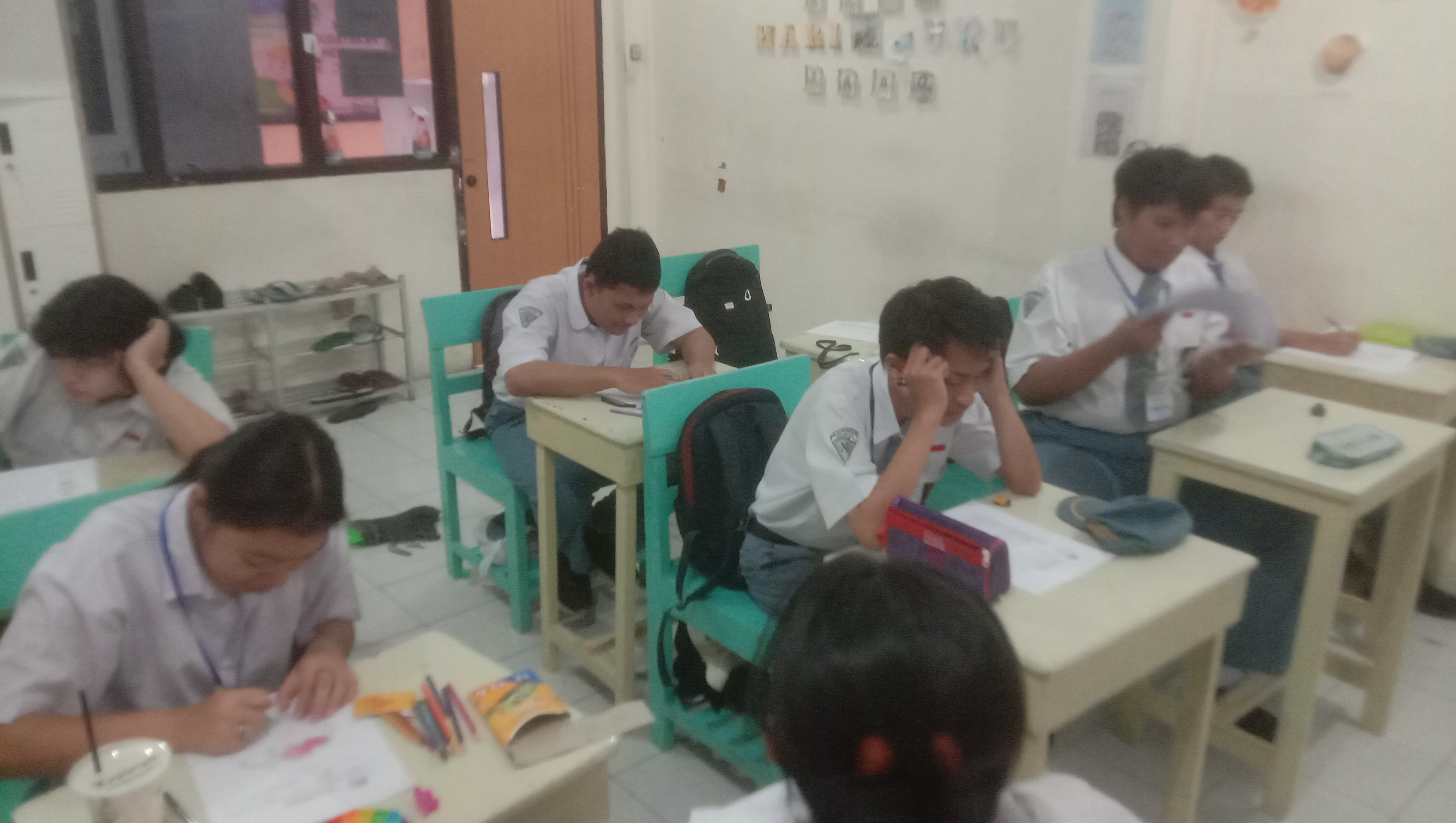 <p>Mendampingi anak anak UAS</p>
