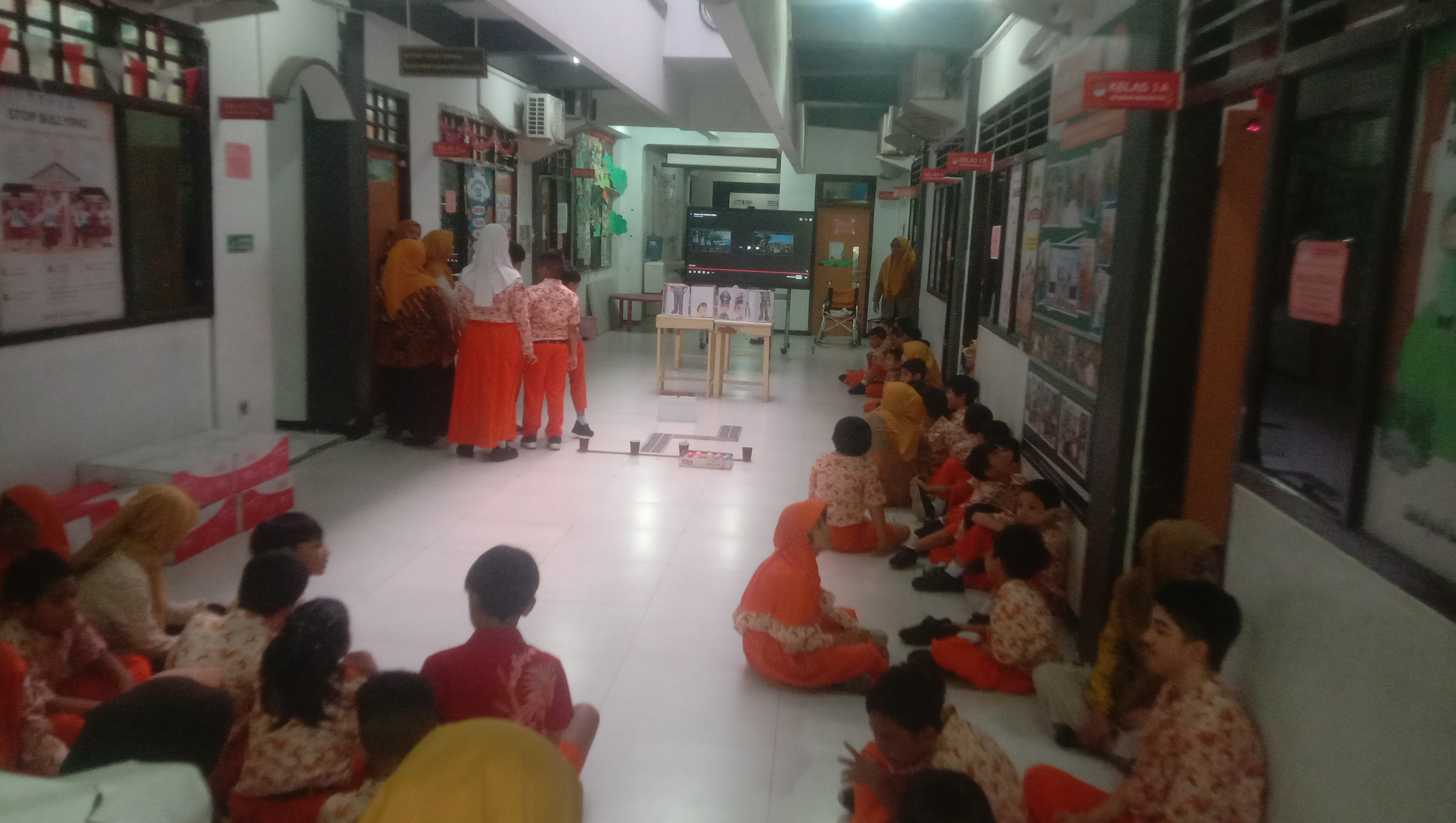<p>mendampingi anak anak SD vokasi senam bersama</p>