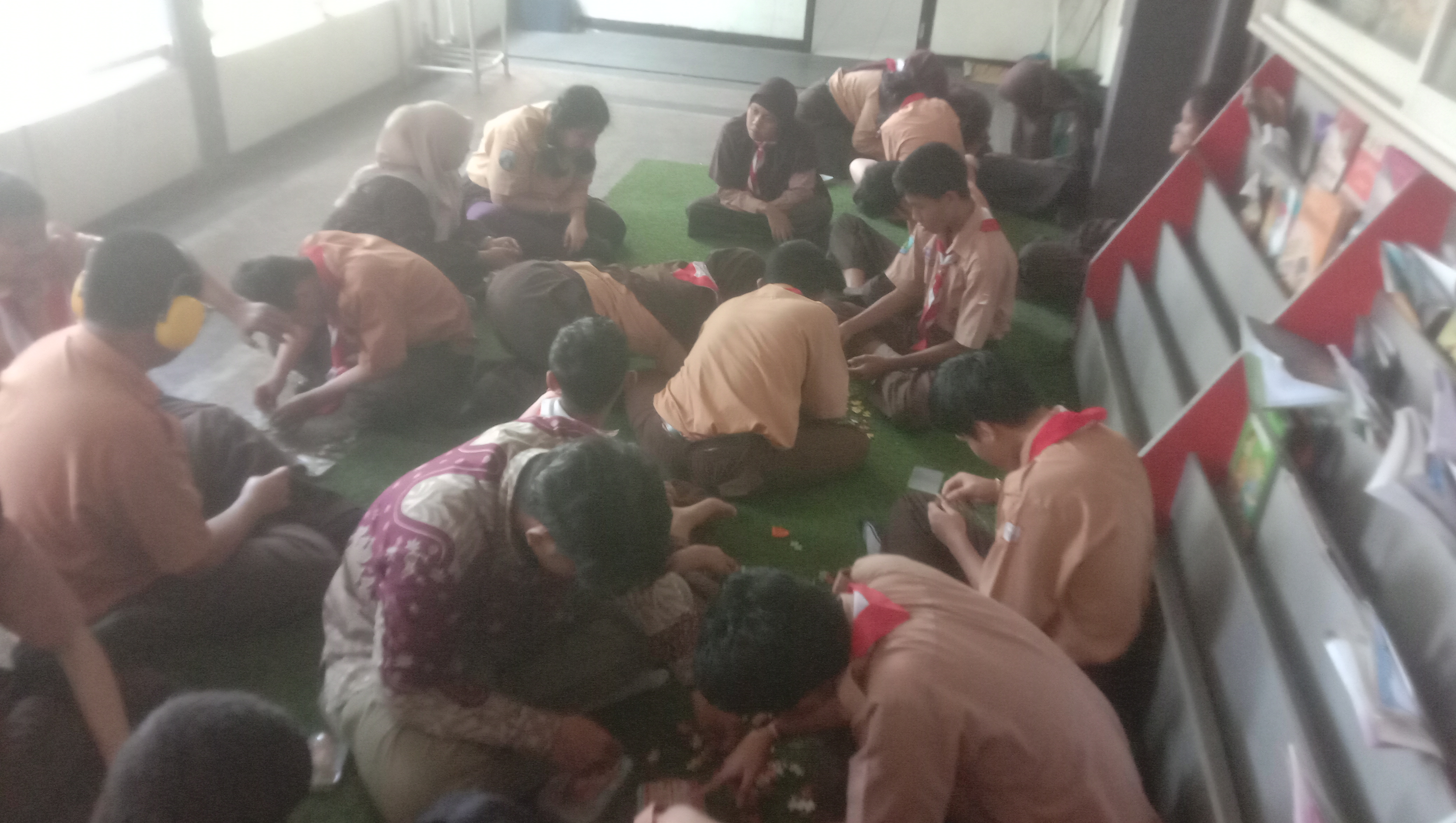 <p>mendampingi anak anak SMP vokasi ttg puzxle</p>