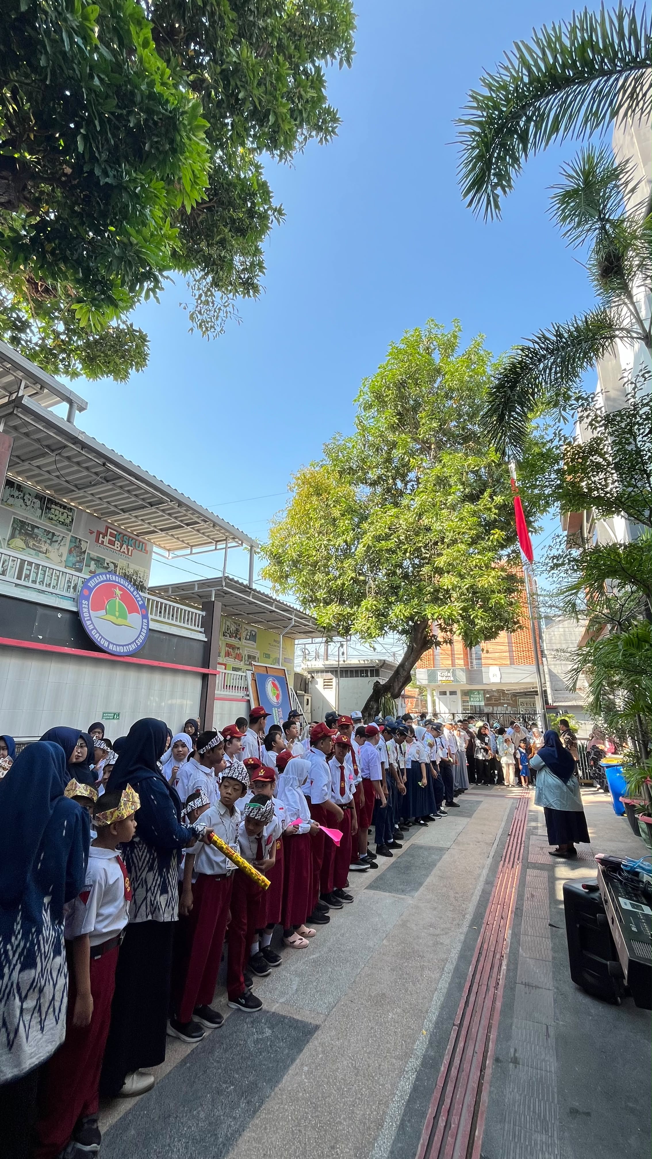 <p>Masa Pengenalan Lingkungan Sekolah (MPLS) Hari Pertama: Pengenalan Lingkungan Sekolah </p>