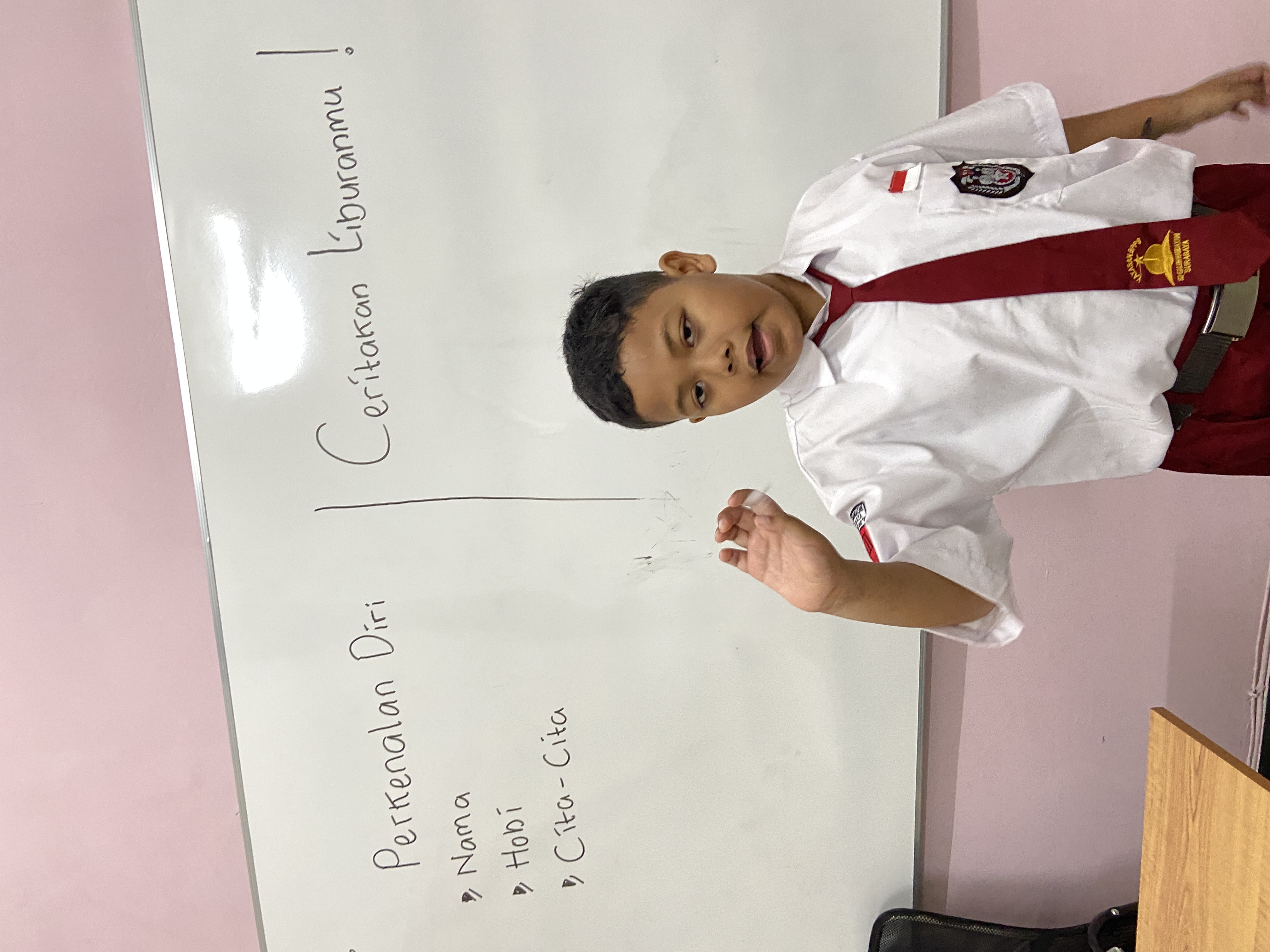 <p>Perkenalan Diri dan Bercerita tentang Pengalaman Liburan</p>