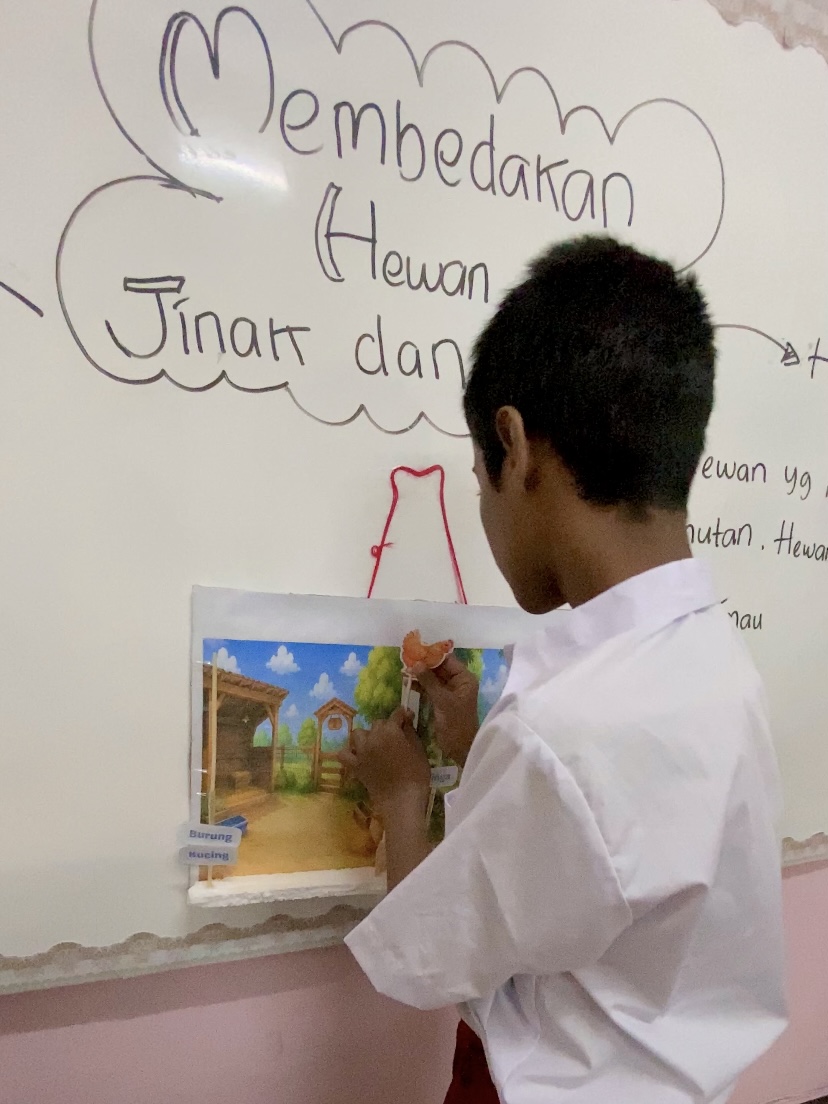 <p>Mengenal dan Membedakan Hewan Jinak dan Hewan Buas</p>