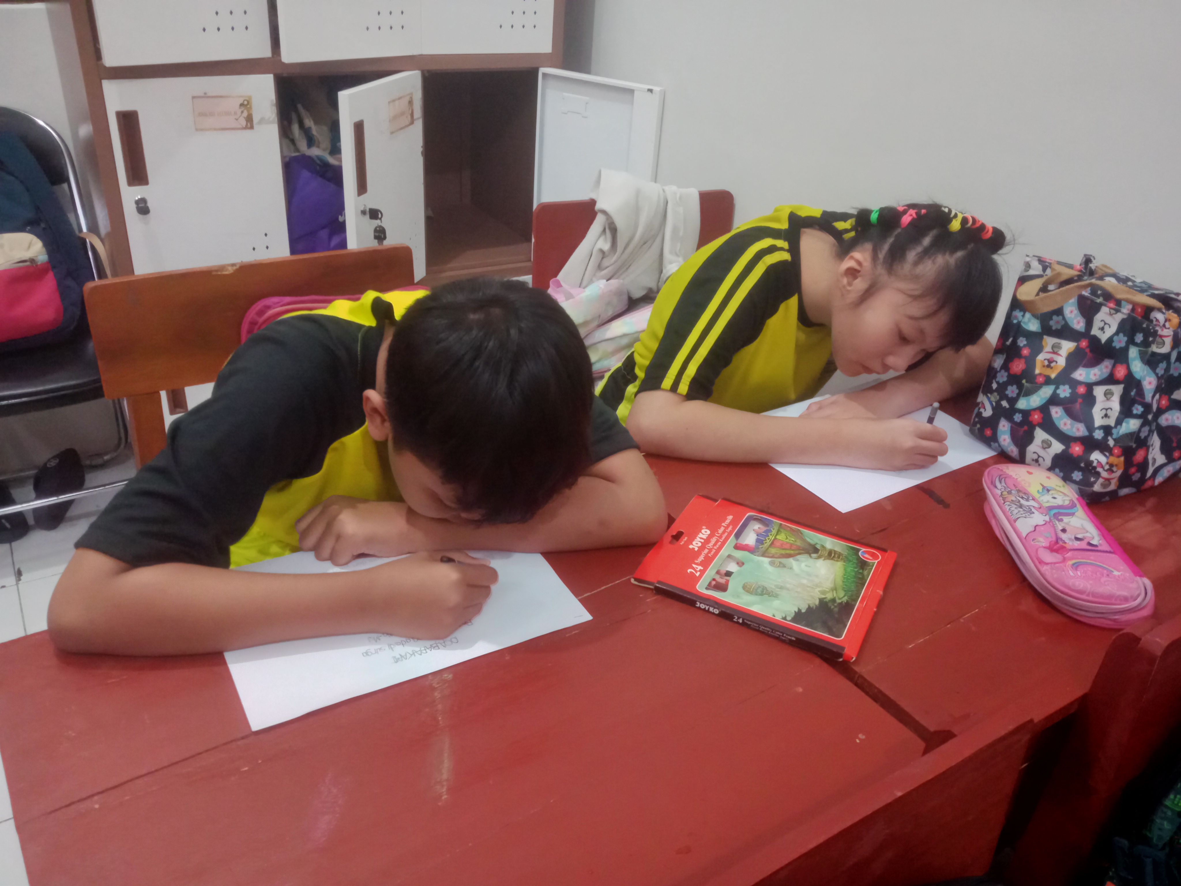 <p>Menulis doa bapa kami dan mewarnai gbr yesus saat berdoa</p>
