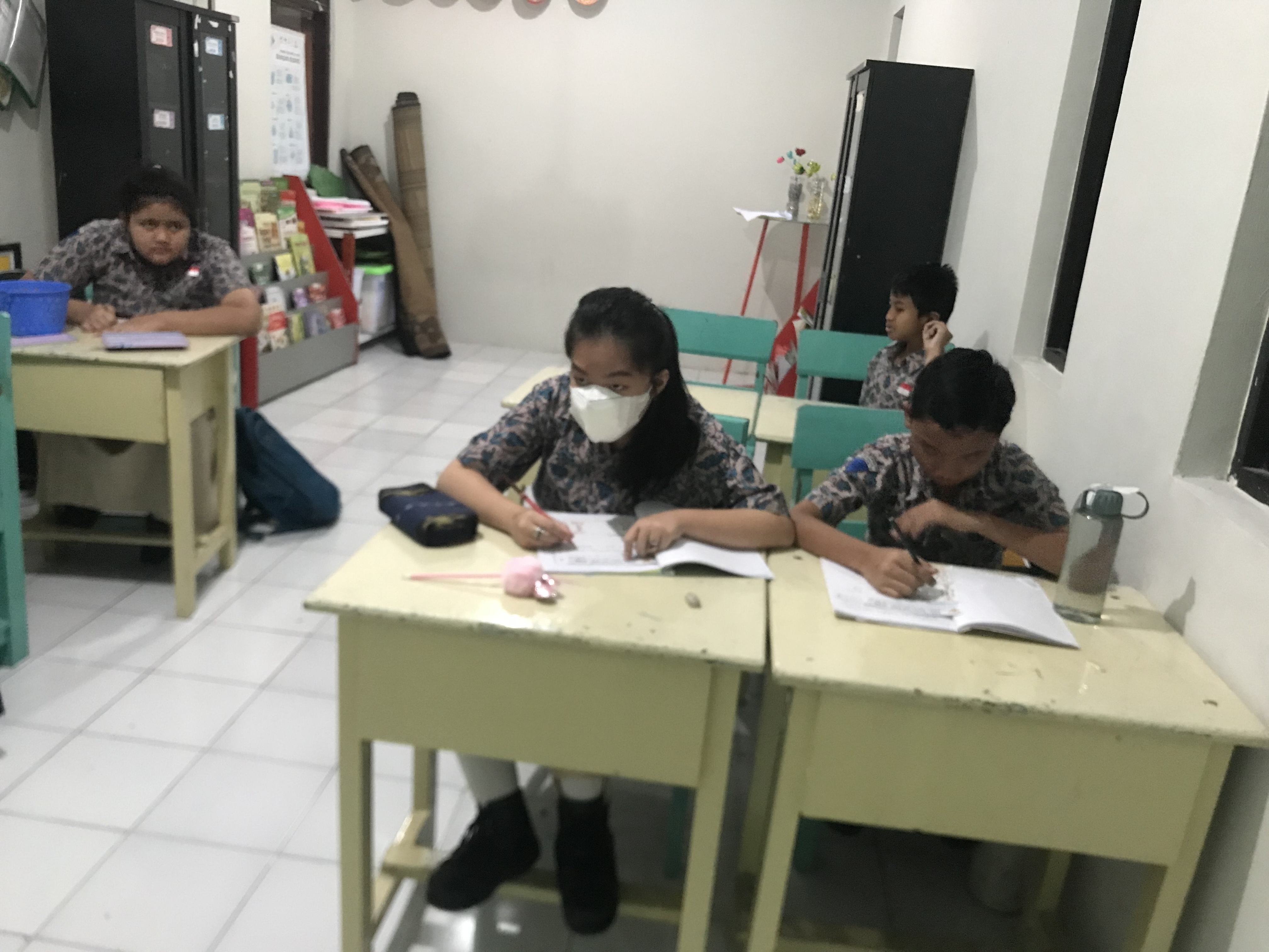 <p>Kedudukan dan Fungsi Pancasila</p><p>- Pengamalan Sila-Sila Pancasila dalam Kehidupan Sehari-hari</p>