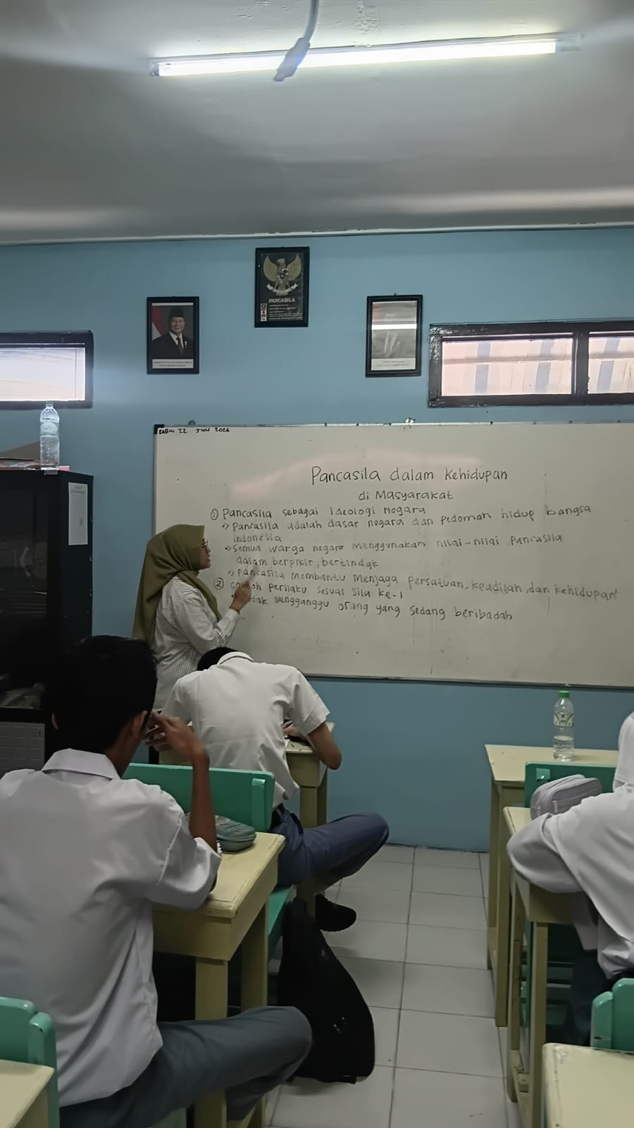 <p>Pancasila sebagai Identitas Nasional dan dalam Kehidupan di masyarakat</p>
