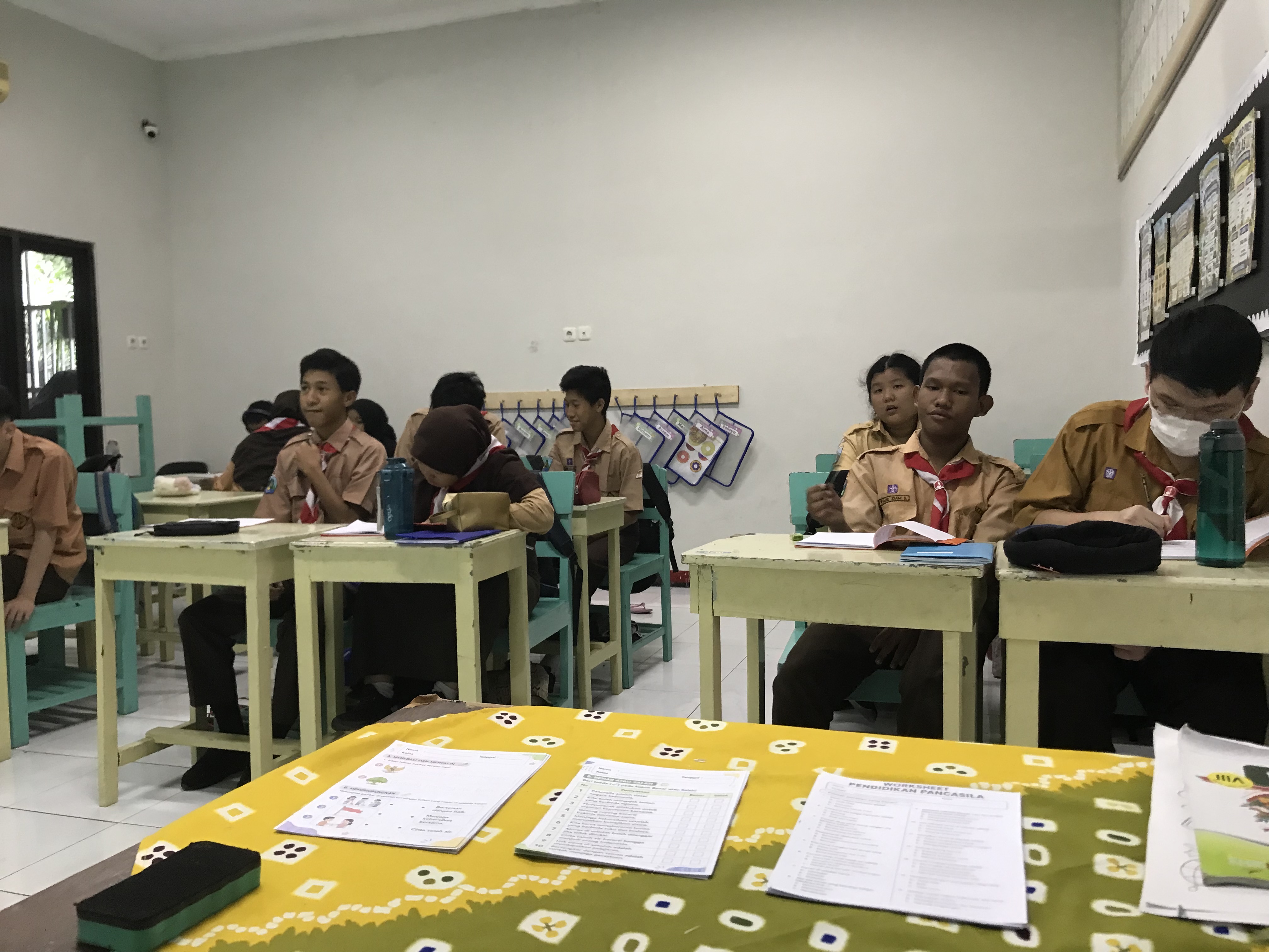 <p>Sekarang materi Pancasila sebagai dasar negara:</p><p>Menjadi pedoman dalam membuat peraturan.</p><p>Menjadi dasar penyelenggaraan negara.</p><p>Menjadi sumber dari segala sumber hukum di Indonesia.</p>