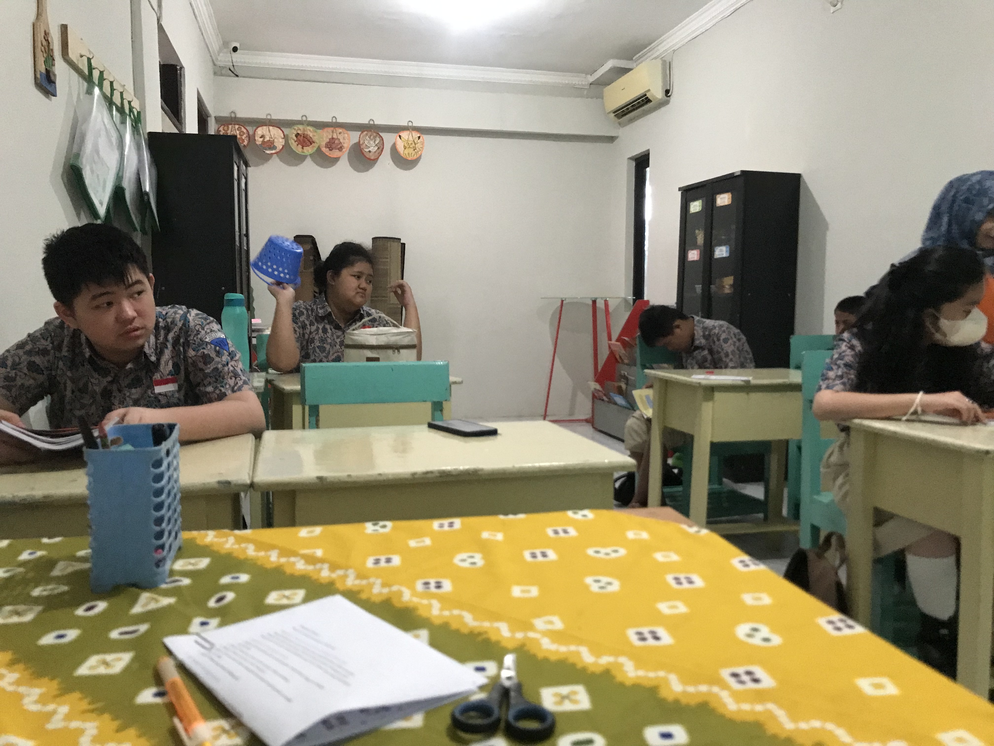 <p>Pengamalan Sila-Sila Pancasila dalam Kehidupan Sehari-hari di Lingkungan Keluarga, Sekolah, dan Masyarakat</p>