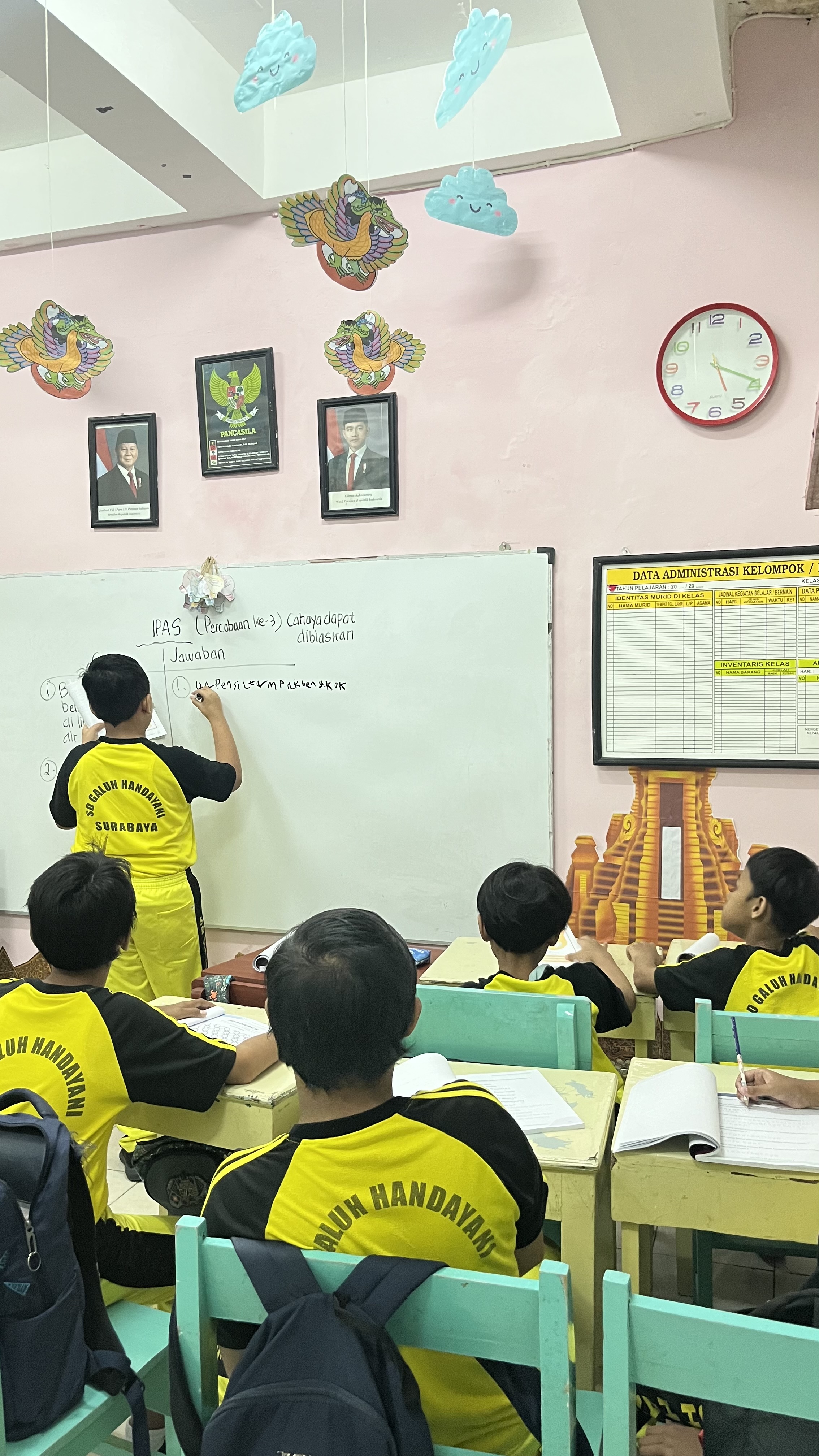 <p>Menulis Hasil dari Percobaan Cahaya Dapat Dibiaskan</p>
