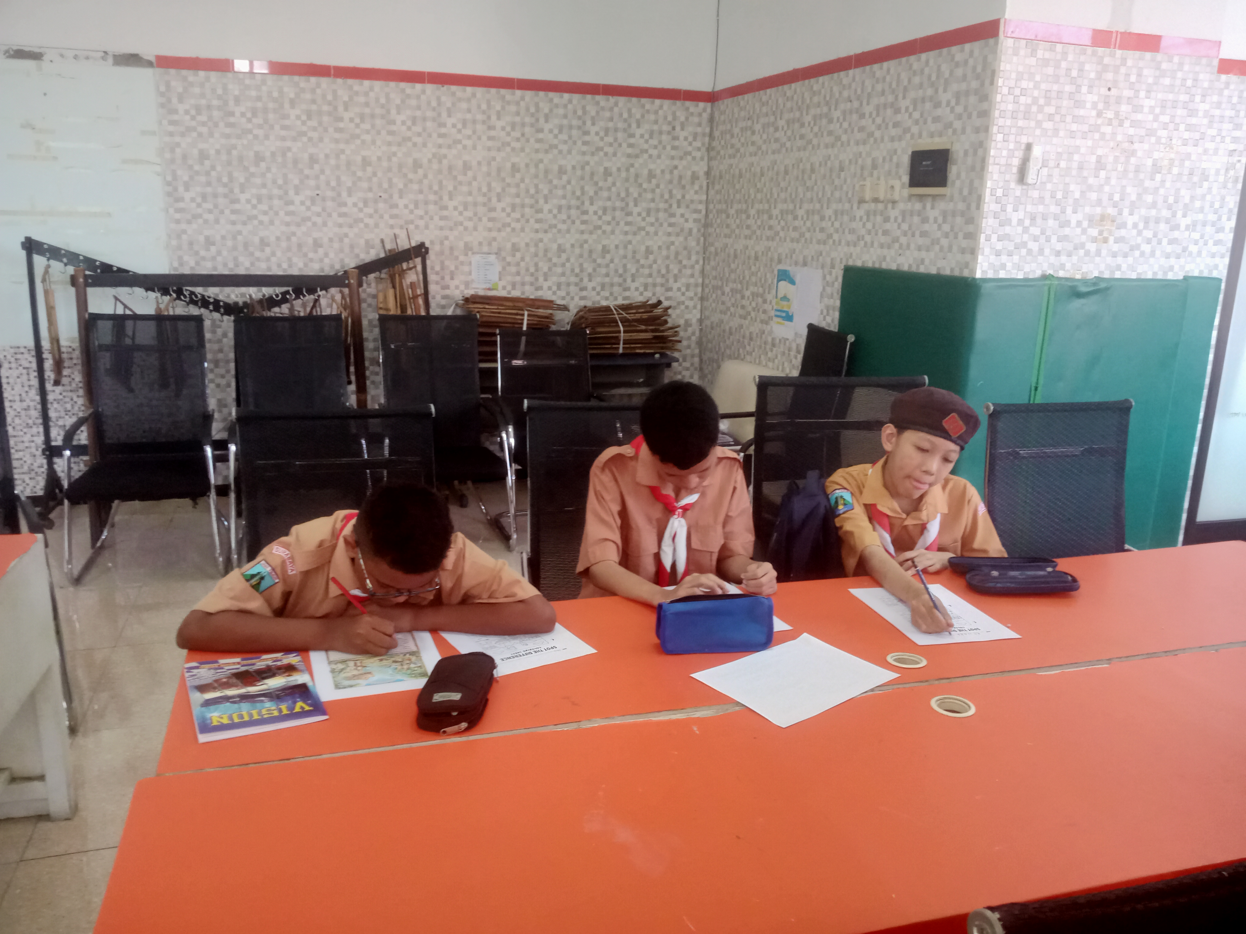 <p>YESUS MEMBERI MAKAN 5000 ORANG</p>