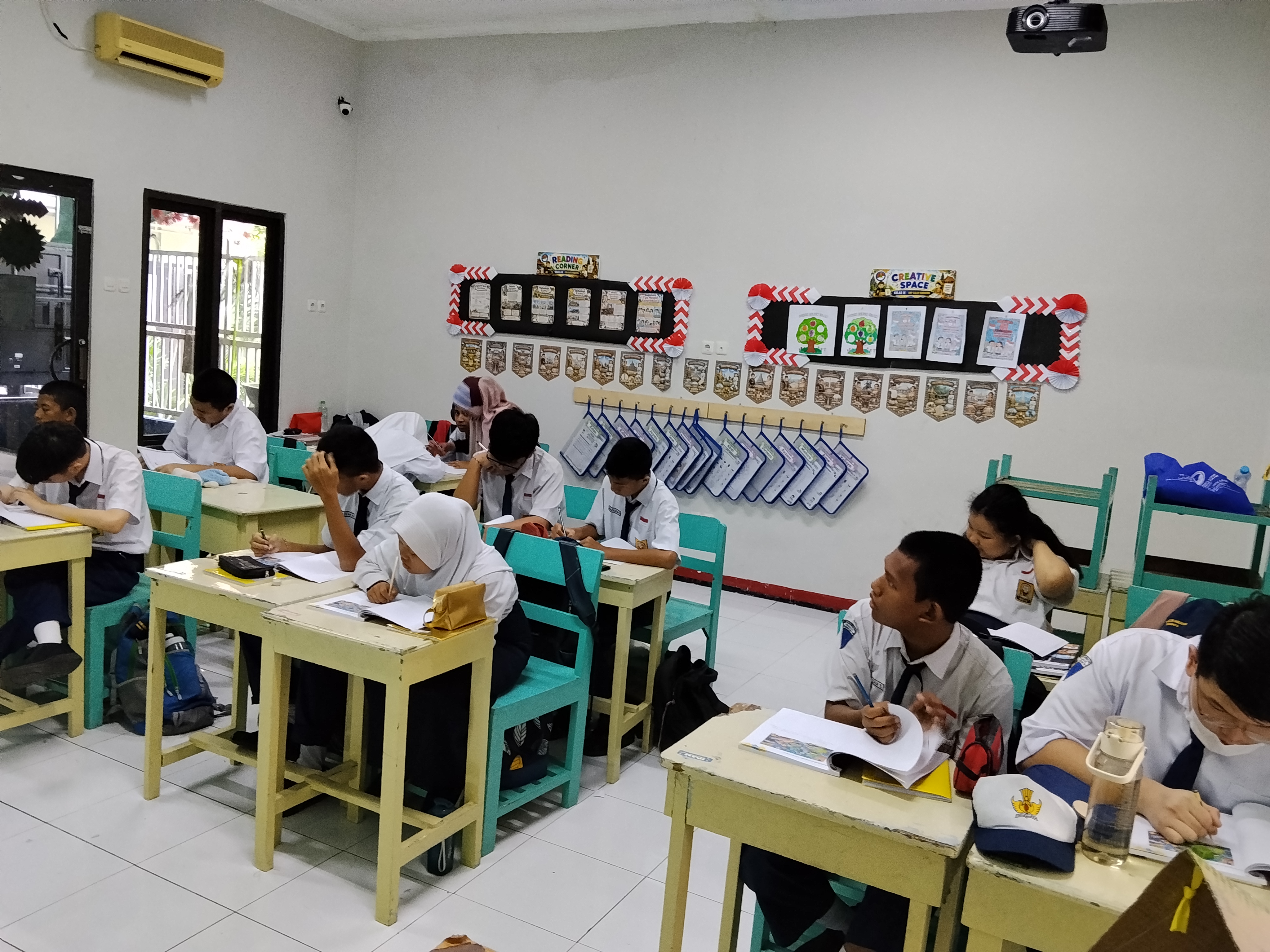 <p>Bahasa Indonesia (Teks Deskripsi) </p>