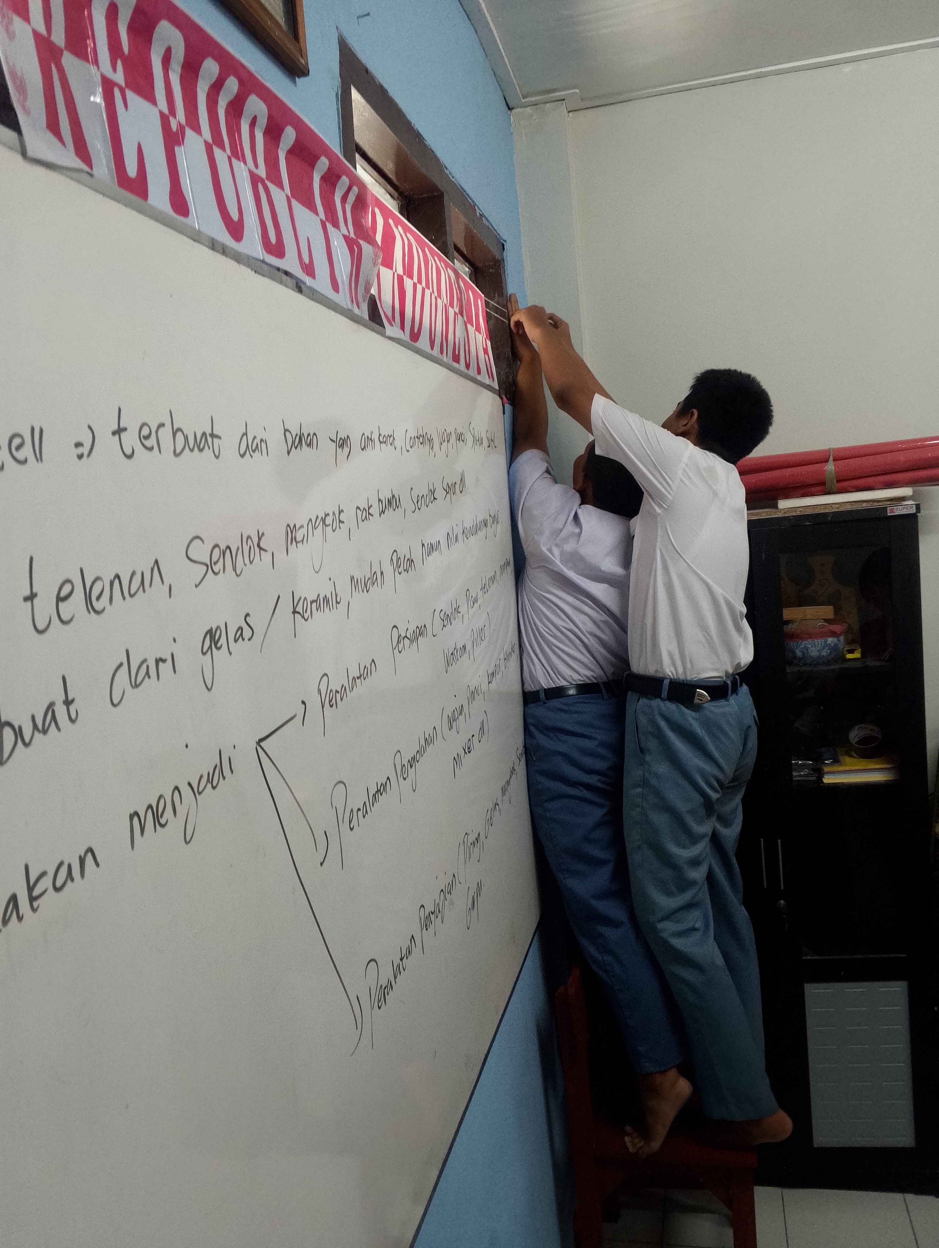 <p>Menghias kelas tema 17 agustus</p>