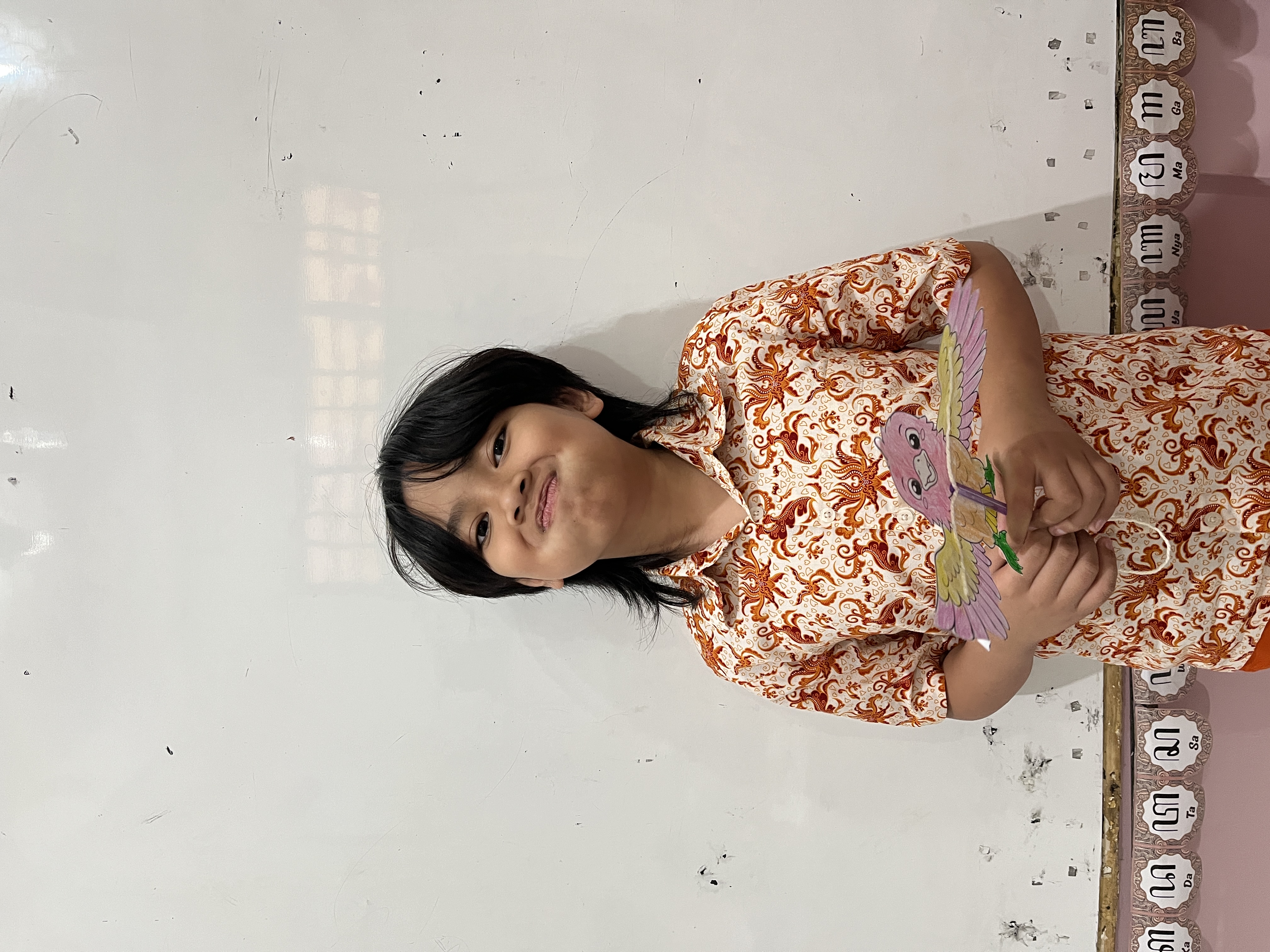 <p>Kegiatan pembelajaran seni rupa dan keterampilan melalui pembuatan burung bergerak menggunakan kertas.</p>