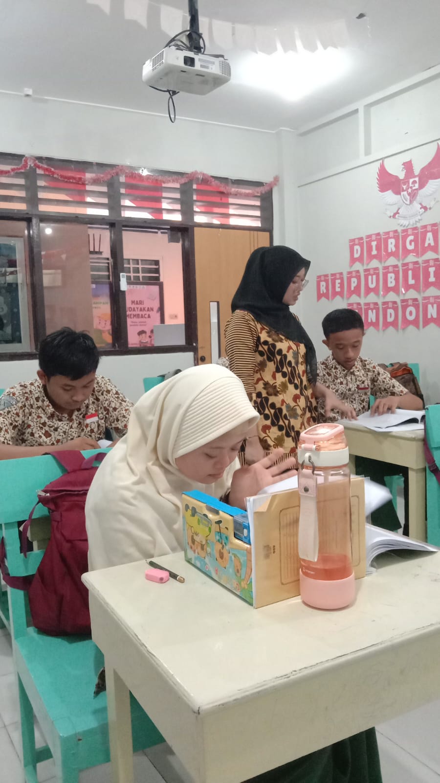 <p>Yang subsitusi materi pengantar sosiologi </p><p>Yang omisi materi Kehidupan Sosial dalam Keluarga dan Masyarakat </p>