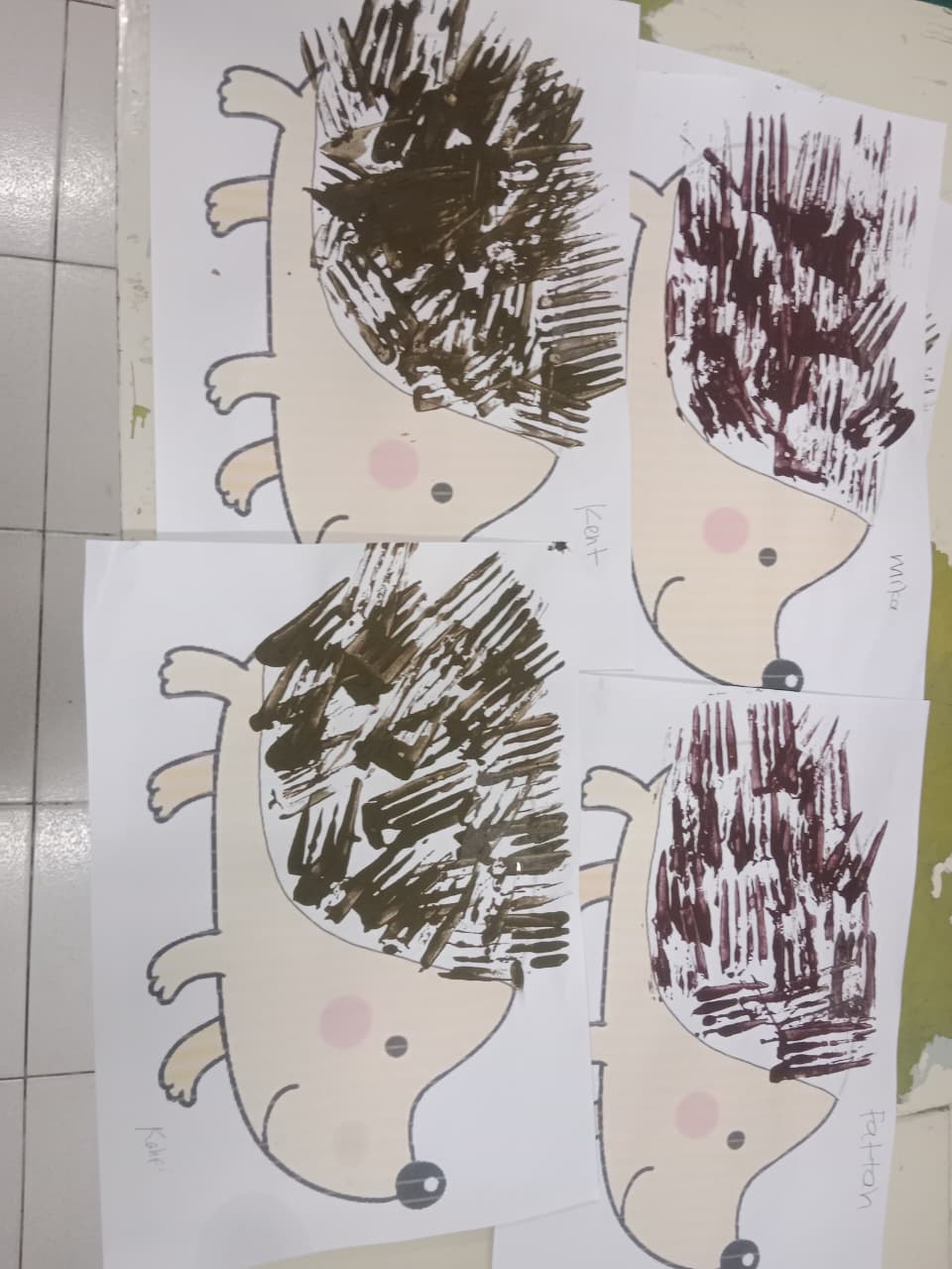 <p>Membuat gambar landak dengan metode cap warna</p>