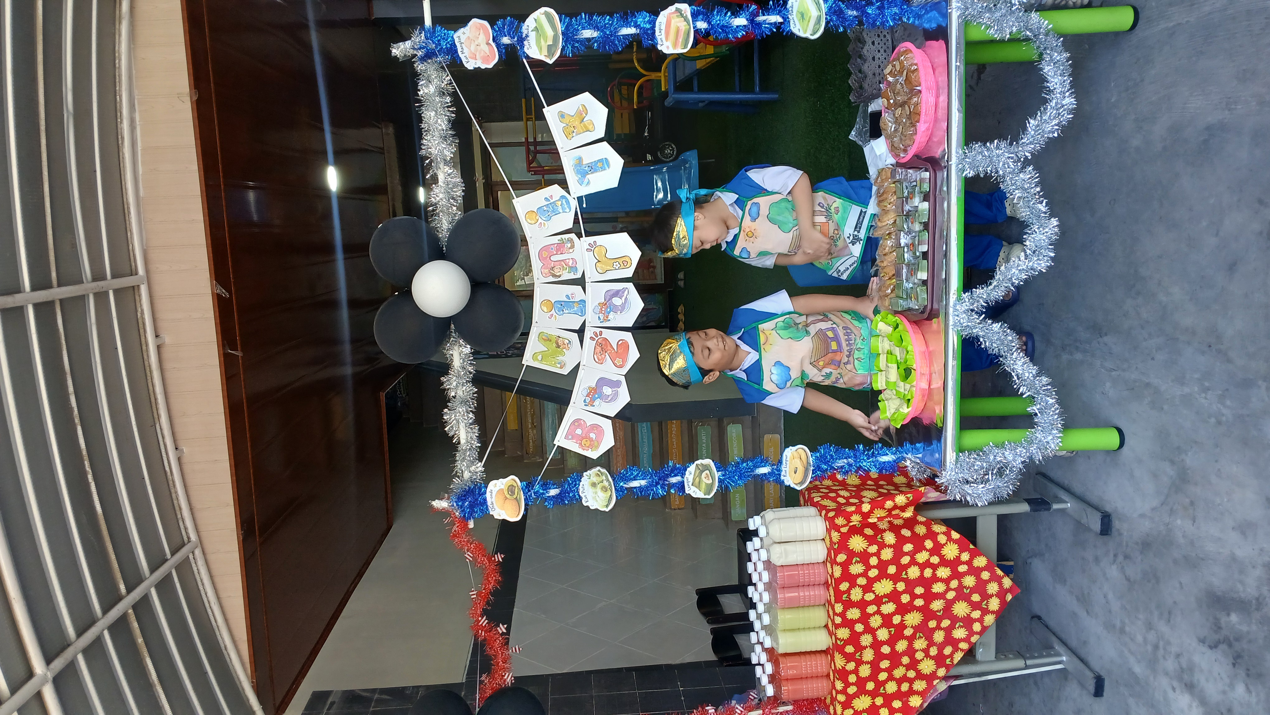 <p>Melakukan kegiatan mini bazar</p>